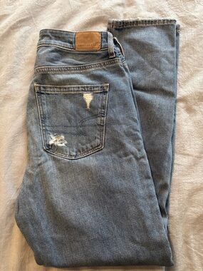 American Eagle Outfitters women's Light Blue mom Jeans with Distressing size 4R